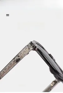 Détail de lunettes de soleil grises avec branches élastiques légères et décor d'étoile
