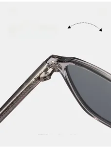 Vue détaillée des charnières métalliques sur lunettes de soleil polygonales grises
