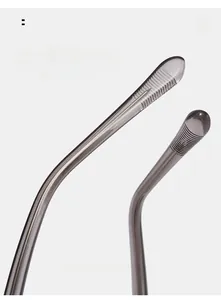 Gros plan des branches de lunettes grises translucides avec texture antidérapante