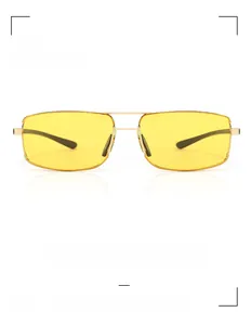 Gros plan de lunettes de soleil rectangulaires avec monture dorée et verres jaunes