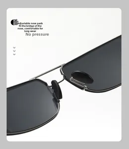 Détail des plaquettes de nez réglables en caoutchouc souple sur lunettes de soleil