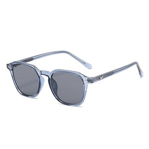 Lunettes de soleil géométriques bleu clair transparentes avec verres gris et logo X
