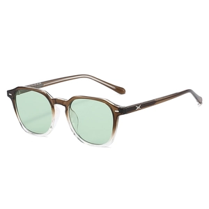 Lunettes de soleil polygonales avec monture marron, verres verts et détails de logo en métal
