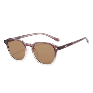 Lunettes de soleil polygonales dégradé violet avec détail étoile argentée sur fond blanc