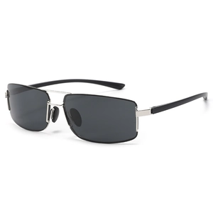 Lunettes de soleil polarisées carrées avec pont argenté et monture noire élégante