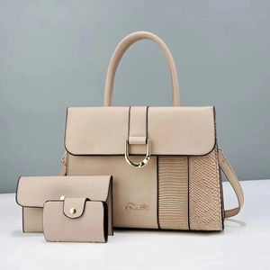 Set borse beige in pelle con trama a coccodrillo e dettaglio ad anello a D in oro