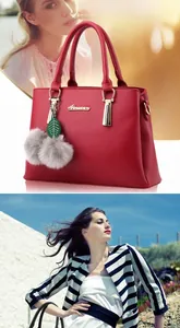 Détail du sac à main rouge en cuir avec logo doré et pompons gris décoratifs