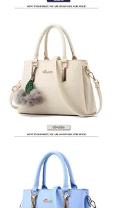 Détails des sacs à main en cuir beige et bleu clair avec pompon et pendentif feuille