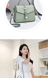 Détail du sac à bandoulière vert clair avec pendentif cœur et finitions dorées