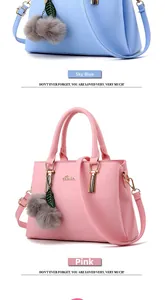 Détail de sacs à main en cuir rose et bleu ciel avec pendentifs en fourrure et lanières