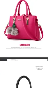 Gros plan détaillé du sac à main rose fuchsia avec zips dorés et pompon gris