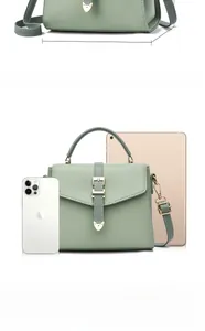 Comparaison détaillée de la taille du sac en cuir vert avec iPad et smartphone