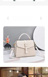 Détail du sac beige à texture litchi avec fermoir doré et poignée supérieure arrondie
