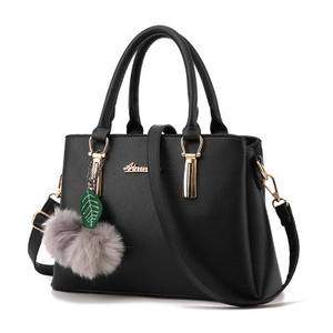 Sac à main chic en cuir noir pour femme avec logo doré et charmant pompon en peluche