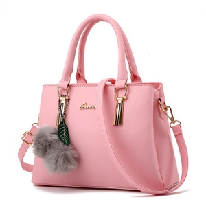 Sac à main rose en similicuir avec bandoulière et pendentif pompon décoratif