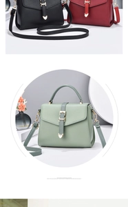 Détail de sacs en cuir grainé avec fermoir coeur doré et bandoulière réglable