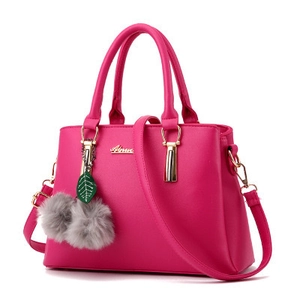 Sac à main magenta en cuir pour femme avec doubles poignées et charms décoratifs