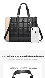 Sac à main matelassé noir montrant la capacité pour tablette et téléphone mobile