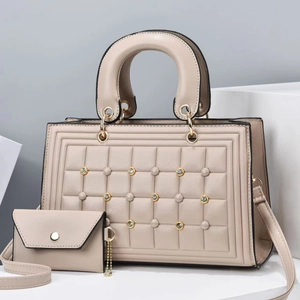 Elegante conjunto de bolso beige con relieve cuadrado y correa ajustable de metal dorado