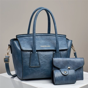 Dettaglio di un set di 3 borse blu composto da borsa a mano, pochette e portamonete