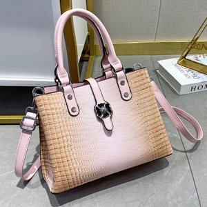 Große Damenhandtasche mit rosa Krokodilprägung, Farbverlauf und Blumenverschluss