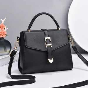 Sac à main chic en cuir noir avec boucle cœur dorée et poignée supérieure