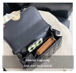 Capacité interne du sac bandoulière matelassé noir avec téléphone, portefeuille et parfum