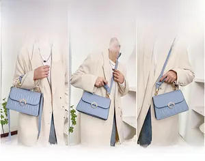 Sac bandoulière bleu plissé avec boucle dorée perlée présenté sous trois angles différents