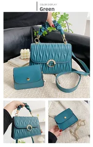 Détail d'un ensemble de sacs matelassés verts avec poignée tressée et boucle perle