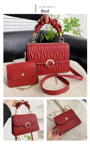 Détails d'un ensemble de sacs rouges matelassés avec boucle perle et anse tressée