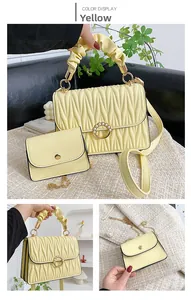 Détail du sac matelassé jaune avec boucle anneau perle et ensemble poignée tressée