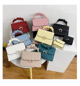 Huit couleurs de sacs à main matelassés avec boucles en perles et mini pochettes