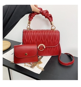 Vue détaillée du lot de sacs à main rouges avec boucle perle et anse tressée