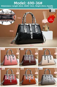 Détail du grand sac cabas avec motif crocodile et poignées en texture serpent