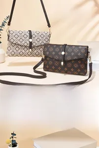 Détail de sacs rétro à rabat en cuir à motif trèfle avec bandoulières réglables