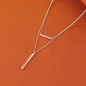 Collier double couche doré minimaliste avec pendentifs barres et micro-pavage de zircons