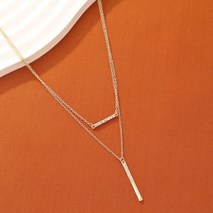 Collier double rang doré élégant avec pendentifs barres horizontales et verticales