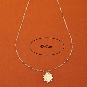 Collier avec pendentif visage soleil doré pour femme avec chaîne de 45+7cm sur tissu