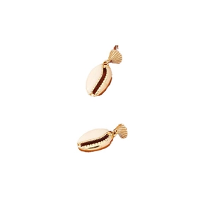 Boucles d'oreilles coquillage dorées avec textures détaillées et style nautique