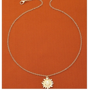 Collier avec pendentif visage soleil doré au design relief et chaîne à maillons fins