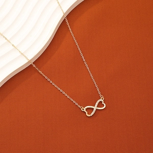 Collier élégant symbole infini et cœur en finition dorée avec cristaux pavés blancs