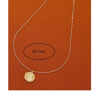 Collier médaille St Christophe dorée avec chaîne 45+7cm sur fond orange vif