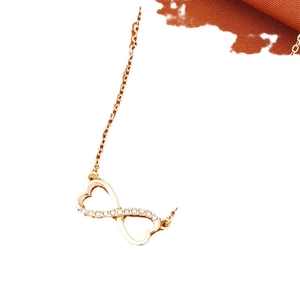 Collier doré minimaliste avec symbole cœur et infini orné de cristaux brillants