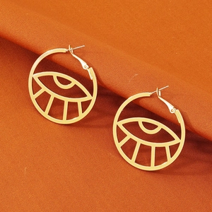 Goldene Evil Eye Hohlkreis-Ohrringe im exotischen Boho-Stil auf orangem Stoff