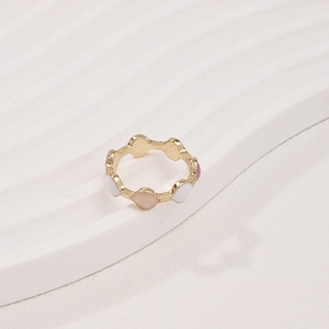 Elegante anello ondulato placcato oro con intarsi in smalto colorato in vista a 45 gradi