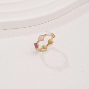 Anello a onda dorato da donna con smalto rosa e bianco dal design contemporaneo