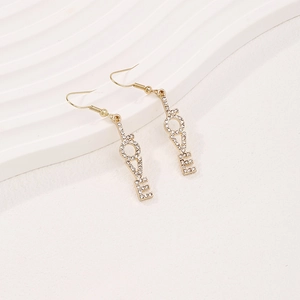 Boucles d'oreilles LOVE dorées avec strass brillants pour un look tendance minimaliste
