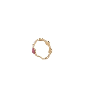 Anello ondulato moderno in finitura dorata con smalto rosa-viola su sfondo bianco