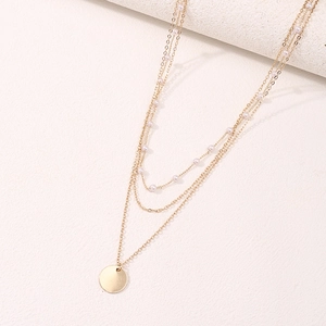 Élégant collier multi-rangs plaqué or avec perles délicates et pendentif circulaire