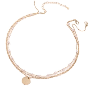 Collier multicouche doré à trois rangs avec perles délicates et pendentif disque rond